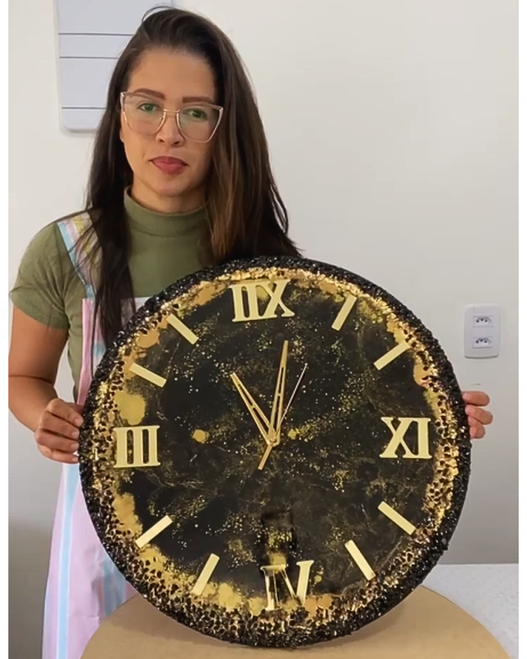 Giselle Pinheiro con reloj decorativo en resina